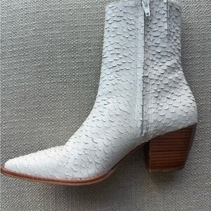 Matisse Caty - size 7 white leather bootie “snakeskin” style